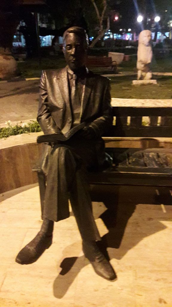oturan adam heykeli kusadasii